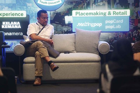 Chief Content Officer (CCO) Kapanlagi Youniverse (KLY), Wenseslaus Manggut saat berbicara terkait divergensi media di forum IdeaFest 2025 di Jakarta Internasional Convention Center (JICC), Minggu (2/11/2025).