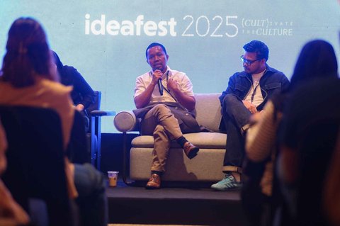 Chief Content Officer (CCO) Kapanlagi Youniverse (KLY), Wenseslaus Manggut saat berbicara terkait divergensi media di forum IdeaFest 2025 di Jakarta Internasional Convention Center (JICC), Minggu (2/11/2025).