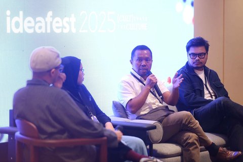 Chief Content Officer (CCO) Kapanlagi Youniverse (KLY), Wenseslaus Manggut saat berbicara terkait divergensi media di forum IdeaFest 2025 di Jakarta Internasional Convention Center (JICC), Minggu (2/11/2025).