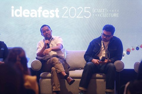 Chief Content Officer (CCO) Kapanlagi Youniverse (KLY), Wenseslaus Manggut saat berbicara terkait divergensi media di forum IdeaFest 2025 di Jakarta Internasional Convention Center (JICC), Minggu (2/11/2025).