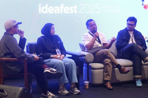 Chief Content Officer (CCO) Kapanlagi Youniverse (KLY), Wenseslaus Manggut saat berbicara terkait divergensi media di forum IdeaFest 2025 di Jakarta Internasional Convention Center (JICC), Minggu (2/11/2025).