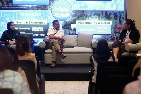 Chief Content Officer (CCO) Kapanlagi Youniverse (KLY), Wenseslaus Manggut saat berbicara terkait divergensi media di forum IdeaFest 2025 di Jakarta Internasional Convention Center (JICC), Minggu (2/11/2025).