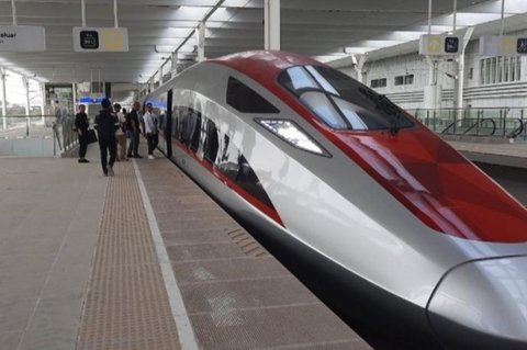 Proyek kereta cepat Whoosh dihadapkan pada tantangan besar Beban Utang Whoosh yang mencapai triliunan rupiah. Bisakah kebanggaan transportasi modern ini lepas dari jeratan finansial tanpa membebani APBN?