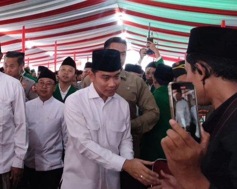 Wakil Presiden Gibran Rakabuming Raka menekankan pentingnya sinergi pusat dan daerah untuk Penanganan Banjir Semarang. Solusi seperti kolam retensi dan tanggul laut disiapkan, membuat pembaca penasaran akan dampaknya.