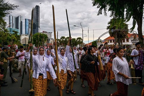 Sejumlah pemain tampil dalam drama teatrikal pertempuran 10 Nopember 1945 saat Parade Surabaya Juang 2025 di Surabaya, Jawa Timur, Minggu (2/11/2025).