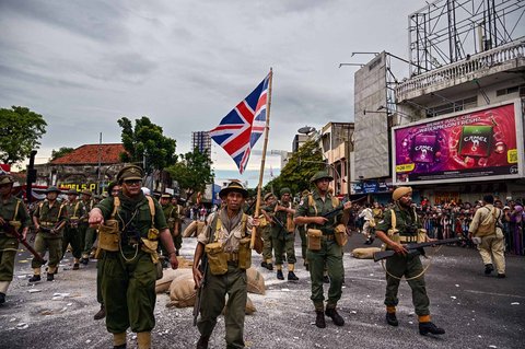 Sejumlah pemain tampil dalam drama teatrikal pertempuran 10 Nopember 1945 saat Parade Surabaya Juang 2025 di Surabaya, Jawa Timur, Minggu (2/11/2025).