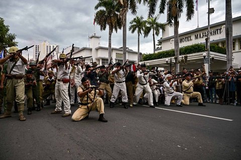 Sejumlah pemain tampil dalam drama teatrikal pertempuran 10 Nopember 1945 saat Parade Surabaya Juang 2025 di Surabaya, Jawa Timur, Minggu (2/11/2025).