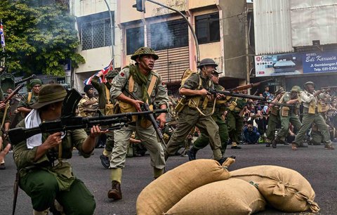 Sejumlah pemain tampil dalam drama teatrikal pertempuran 10 Nopember 1945 saat Parade Surabaya Juang 2025 di Surabaya, Jawa Timur, Minggu (2/11/2025).