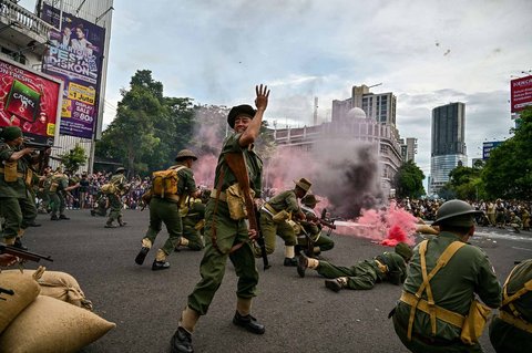 Sejumlah pemain tampil dalam drama teatrikal pertempuran 10 Nopember 1945 saat Parade Surabaya Juang 2025 di Surabaya, Jawa Timur, Minggu (2/11/2025).