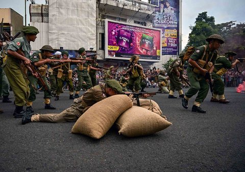 Sejumlah pemain tampil dalam drama teatrikal pertempuran 10 Nopember 1945 saat Parade Surabaya Juang 2025 di Surabaya, Jawa Timur, Minggu (2/11/2025).