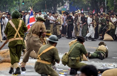 Sejumlah pemain tampil dalam drama teatrikal pertempuran 10 Nopember 1945 saat Parade Surabaya Juang 2025 di Surabaya, Jawa Timur, Minggu (2/11/2025).