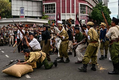 Sejumlah pemain tampil dalam drama teatrikal pertempuran 10 Nopember 1945 saat Parade Surabaya Juang 2025 di Surabaya, Jawa Timur, Minggu (2/11/2025).