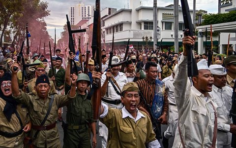 Sejumlah pemain tampil dalam drama teatrikal pertempuran 10 Nopember 1945 saat Parade Surabaya Juang 2025 di Surabaya, Jawa Timur, Minggu (2/11/2025).