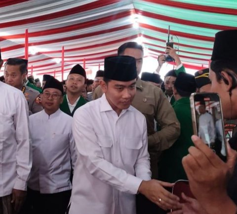 Wakil Presiden Gibran Rakabuming Raka menekankan pentingnya sinergi pusat dan daerah untuk Penanganan Banjir Semarang. Solusi seperti kolam retensi dan tanggul laut disiapkan, membuat pembaca penasaran akan dampaknya.