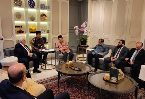 Menteri Wakaf Suriah Dr. Muhammad Abu Khoiri Syukri melakukan kunjungan kepada Wakil Presiden RI ke-10 dan ke-12 Jusuf Kalla (JK) di Jakarta, Sabtu (2/11).