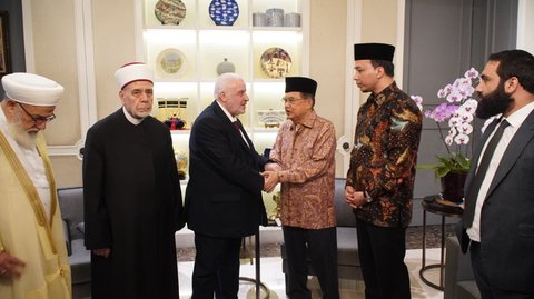 Menteri Wakaf Suriah Dr. Muhammad Abu Khoiri Syukri melakukan kunjungan kepada Wakil Presiden RI ke-10 dan ke-12 Jusuf Kalla (JK) di Jakarta, Sabtu (2/11).