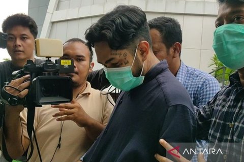 Artis Leonardo Arya atau Onad Positif Narkoba jenis ganja dan ekstasi setelah tes urine di Polrestro Jakbar. Meski demikian, statusnya masih korban, menimbulkan pertanyaan besar.