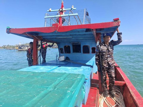 Prajurit TNI AL saat menggagalkan aksi penangkapan ikan ilegal menggunakan bom di Perairan Hibala, Nias Selatan, pada Rabu (29/10/2025).