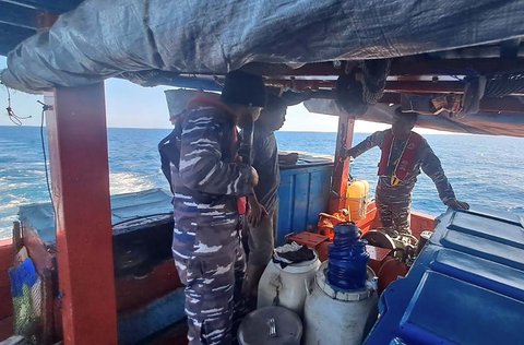Prajurit TNI AL saat menggagalkan aksi penangkapan ikan ilegal menggunakan bom di Perairan Hibala, Nias Selatan, pada Rabu (29/10/2025).