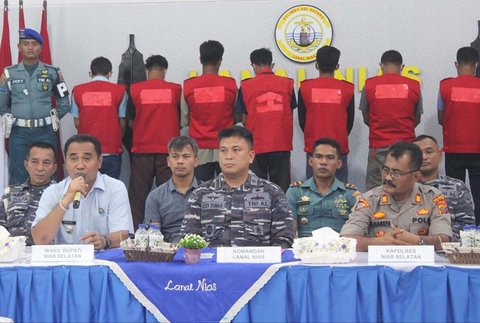 Danlanal Nias Kolonel Laut (P) Lexi Effraim Dumais saat jumpa pers illegal fishing di Mako Lanal Nias. Jumat (31/10/2025).