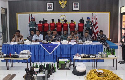 Danlanal Nias Kolonel Laut (P) Lexi Effraim Dumais saat jumpa pers illegal fishing di Mako Lanal Nias. Jumat (31/10/2025).