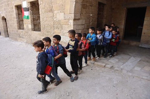 Anak-anak Palestina berbaris menuju halaman sekolah bersejarah Al-Kamaliya al-Othmanya di Kota Tua Gaza, Palestina, Minggu (02/11/2025).