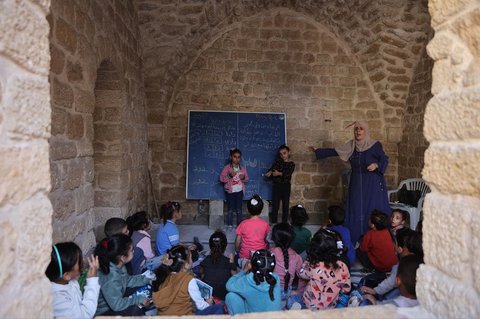 Anak-anak Palestina belajar dalam kelas di sekolah bersejarah Al-Kamaliya al-Othmanya di Kota Tua Gaza, Palestina, Minggu (02/11/2025).