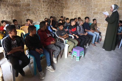 Anak-anak Palestina belajar dalam kelas di sekolah bersejarah Al-Kamaliya al-Othmanya di Kota Tua Gaza, Palestina, Minggu (02/11/2025).