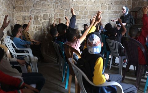 Anak-anak Palestina belajar dalam kelas di sekolah bersejarah Al-Kamaliya al-Othmanya di Kota Tua Gaza, Palestina, Minggu (02/11/2025).
