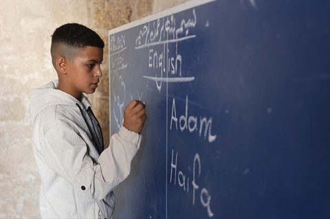 Anak-anak Palestina belajar dalam kelas di sekolah bersejarah Al-Kamaliya al-Othmanya di Kota Tua Gaza, Palestina, Minggu (02/11/2025).