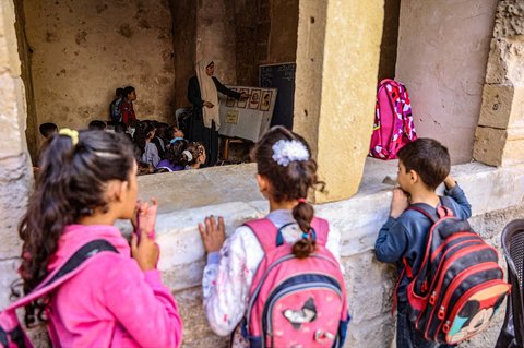 Anak-anak Palestina belajar dalam kelas di sekolah bersejarah Al-Kamaliya al-Othmanya di Kota Tua Gaza, Palestina, Minggu (02/11/2025).