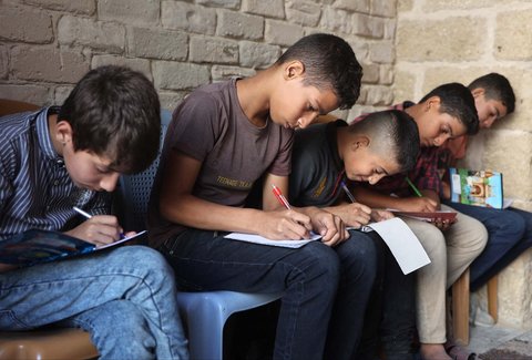 Anak-anak Palestina belajar dalam kelas di sekolah bersejarah Al-Kamaliya al-Othmanya di Kota Tua Gaza, Palestina, Minggu (02/11/2025).