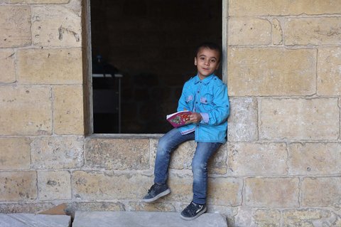 Seorang anak Palestina duduk di jendela kelas usai belajar di sekolah bersejarah Al-Kamaliya al-Othmanya di Kota Tua Gaza, Palestina, Minggu (02/11/2025).