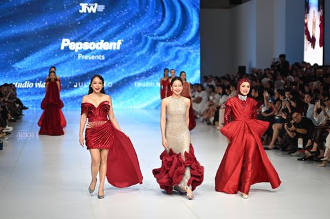 Gaya Cantik Maudy Ayunda dan Ayla Dimitri di Panggung JFW 2026