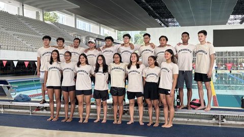 Tim renang SEA Games 2025 bersama para pengurus PB Akuatik Indonesia di Stadion Akuatik GBK, Senayan, Jakarta pada Kamis (20/11/2025). (Liputan6.com/Melinda Indrasari)