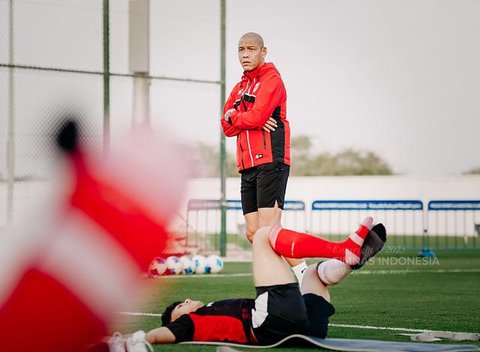 Nova Arianto memimpin sesi pemusatan latihan Timnas Indonesia U-17 di Dubai, Uni Emirat Arab. Skuad Garuda Muda disiapkan untuk berlaga di Piala Dunia U-17 2025. (Dok. PSSI)