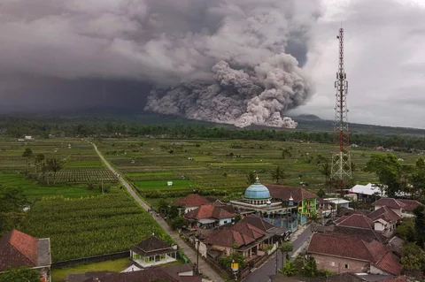 Aliran piroklastiksaat erupsi Gunung Semeru di Lumajang, Jawa Timur, Rabu (19/11/2025).