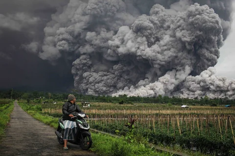 Warga mengamati aliran piroklastiksaat erupsi Gunung Semeru di Lumajang, Jawa Timur, Rabu (19/11/2025).