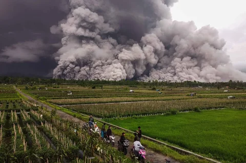 Aliran piroklastik saat erupsi Gunung Semeru di Lumajang, Jawa Timur, Rabu (19/11/2025).