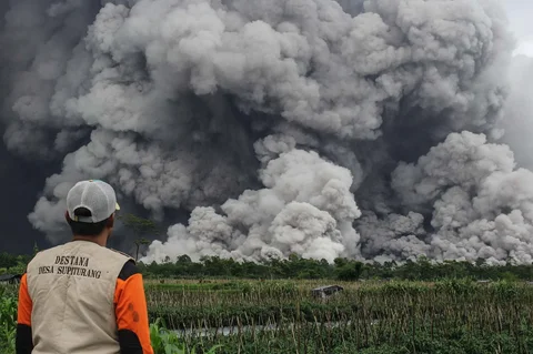 Petugas mengamati aliran piroklastik saat erupsi Gunung Semeru di Lumajang, Jawa Timur, Rabu (19/11/2025).
