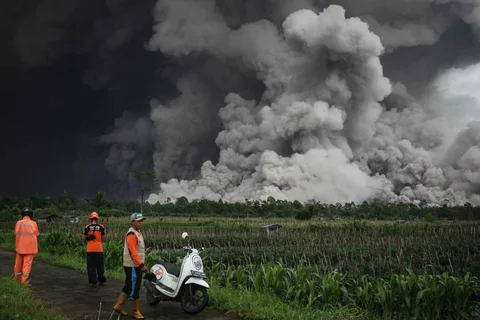 Petugas mengamati aliran piroklastik saat erupsi Gunung Semeru di Lumajang, Jawa Timur, Rabu (19/11/2025).