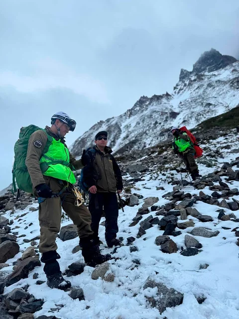 Tim penyelamat saat pencarian pendaki yang meninggal di Torres del Paine, Patagonia,, Chili (19/11/2025).