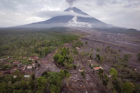 Bangunan-bangunan yang hancur akibat erupsi Gunung Semeru kemarin, di Desa Supiturang, Lumajang, Jawa Timur, Kamis (20/11/2025).