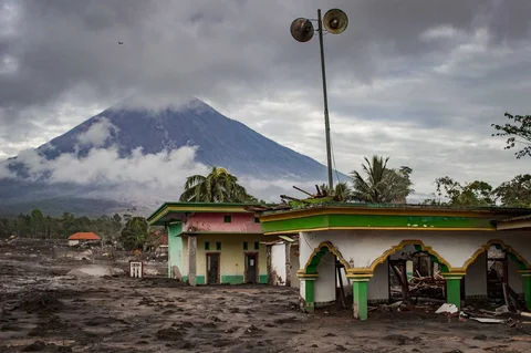 Bangunan yang hancur akibat erupsi Gunung Semeru kemarin, di Desa Supiturang, Lumajang, Jawa Timur, Kamis (20/11/2025).