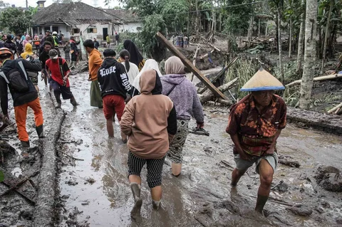 Warga pulang untuk menengok rumahnya  yang terdampak erupsi Gunung Semeru di Desa Supiturang, Lumajang, Jawa Timur, Kamis (20/11/2025