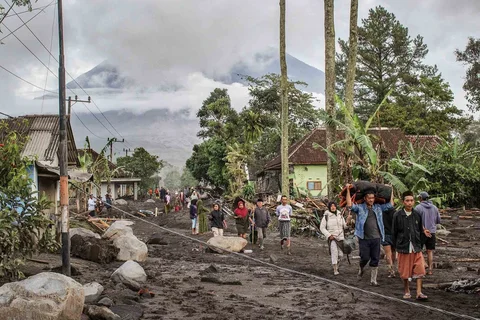 Warga mengevakuasi barang dari rumahnya yang terdampak erupsi Gunung Semeru di Desa Supiturang, Lumajang, Jawa Timur, Kamis (20/11/2025