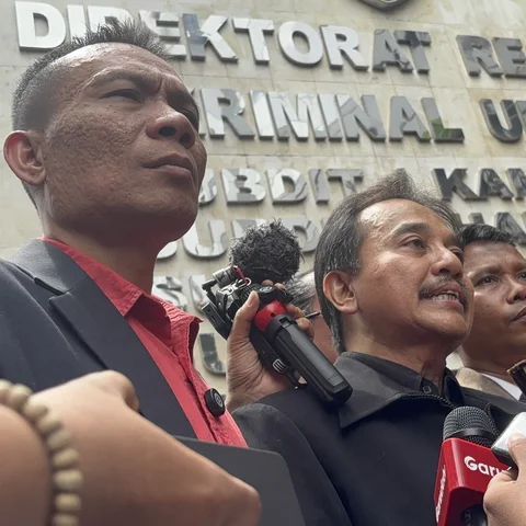 Roy suryo penuhi panggilan penyidik Polda Metro