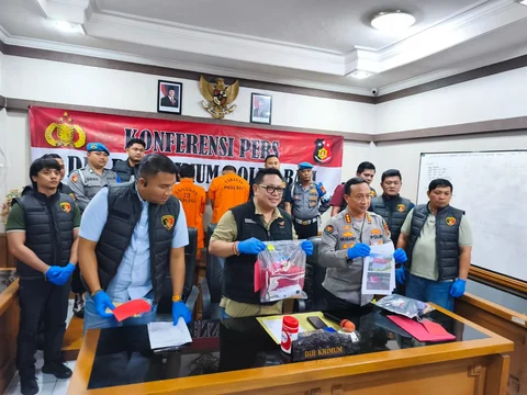 Dua tersangka penurunan dan pencoretan bendera merah putih di Taman Pecangakan, depan Kantor Bupati Jembrana saat diamankan di Mapolda Bali, Kamis (20/11).