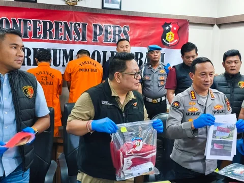 Dua tersangka penurunan dan pencoretan bendera merah putih di Taman Pecangakan, depan Kantor Bupati Jembrana saat diamankan di Mapolda Bali, Kamis (20/11).