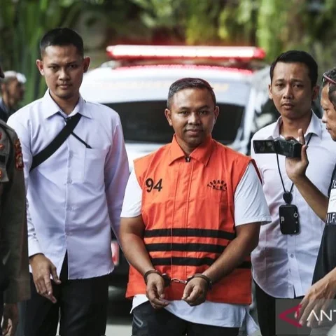 KPK menduga Gubernur Riau Abdul Wahid sempat curiga dan bersembunyi di kafe saat operasi tangkap tangan (OTT) berlangsung, setelah Kepala UPT Dinas PUPRPKPP Riau tertangkap membawa uang.